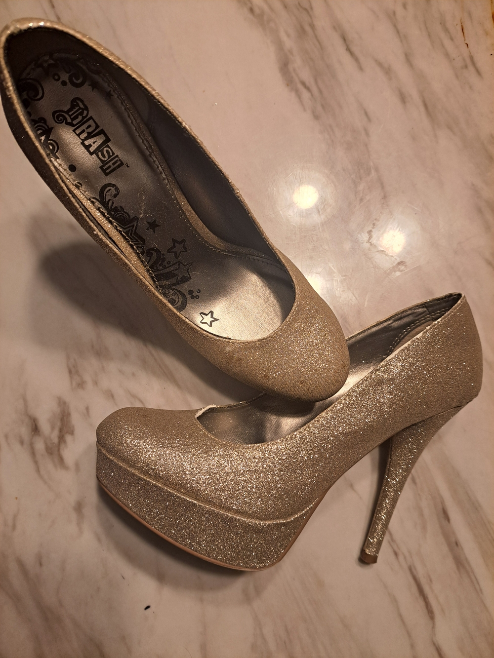 Womens Glitter Platform Pumps in Gold